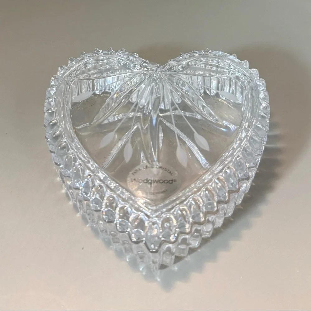 Wedgwood heart-shaped lead crystal trinket box. Full Led Crystal